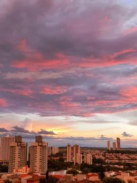 Cityscape at dusk with dramatic clouds Foto stock
