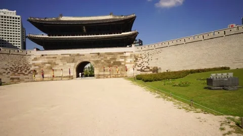 Cityscape in harmony with Seoul's Sungnyemun Gate Stock Footage 312654553