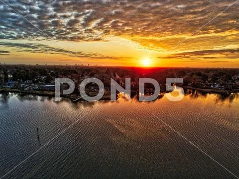 Cityscape over water with golden sunrise Stock-Fotos