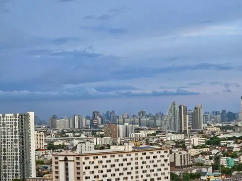 Cityscape under a cloudy sky, featuring a variety of buildings Foto stock