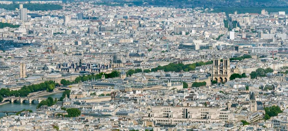 Cityscape view from the Eiffel Tower over Notre Dame Cathedral and Hotel de Fotos Stock