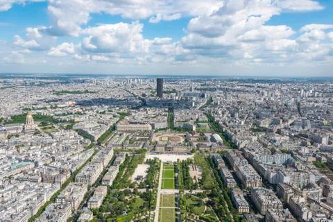 Cityscape view from the Eiffel Tower over Parc du Champ de Mars Montparnasse Fotos de archivo