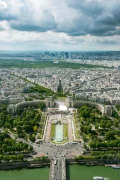 Cityscape view from the Eiffel Tower over the Seine and the Jardin de Trocadero Fotos Stock