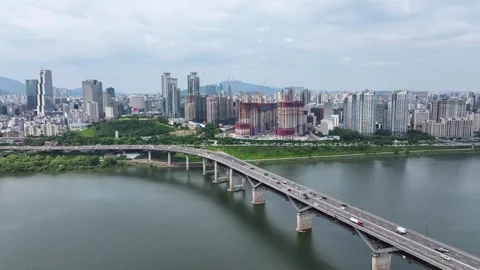 Cityscape with a view of the Han River at the construction site of the Lotte Vídeo Stock 295108413