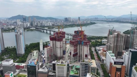 Cityscape with a view of the Han River at the construction site of the Lotte Video stock 295108425