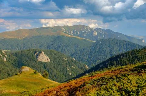 Ciucas Mountains Ridge and Pine Forests Landscape in Autumn Foto stock
