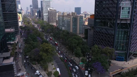 Ciudad de Mexico Edificios Paseo de la Reforma día vuelo 9 Stock Footage 106176926