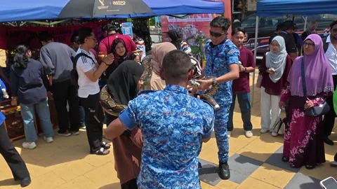 Civil Defence Force Demonstrating Large Python Handling to Public Vidéo 339901592