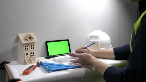 Civil engineer architech writing reading blueprints and looking at scale model Vidéo 258423441