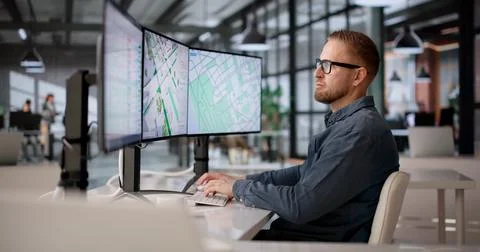 Civil Engineer Utilizes Advanced Software To Study Urban Traffic Patterns At  Foto stock