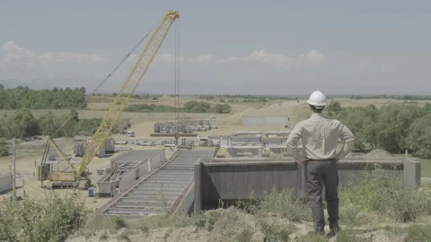 Civil Engineer in White Hard Hat Supervising Highway Viaduct Construction S.. Video stock 337705714