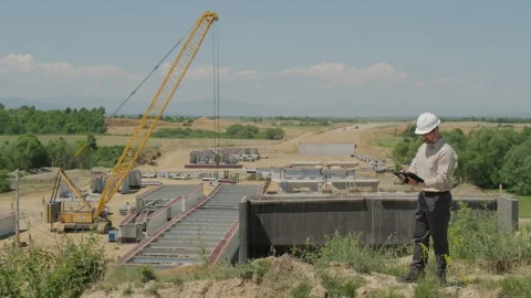 Civil Engineer in White Hard Hat Using Tablet at Highway Viaduct Constructi.. 動画素材 337707913