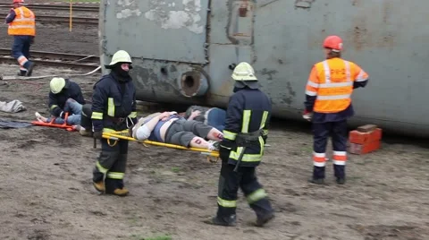 Civil protection training, Paramedic in action Video stock 41858566
