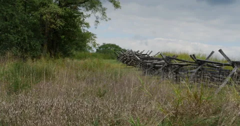 Civil War Time Split Rail Fence with Grass Field Slow Pan Wide, 4K Vídeos de archivo 68413635
