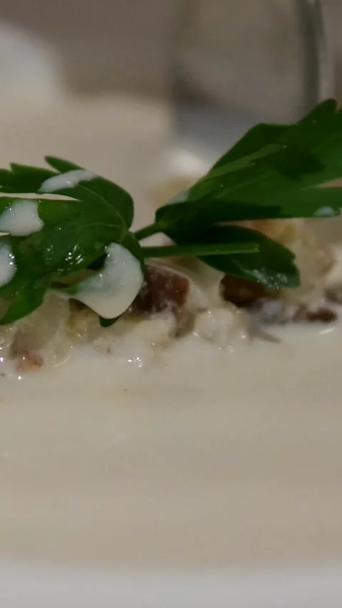 Clam chowder soup served table side from spouted container dramatic presentation Stock Footage 323921682