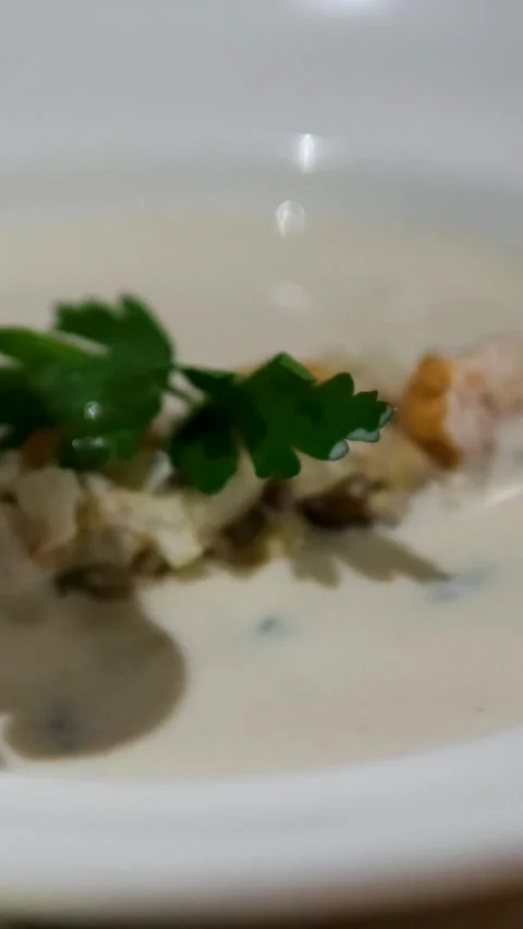 Clam chowder soup served table side from spouted container dramatic presentation Stock Footage 323923809
