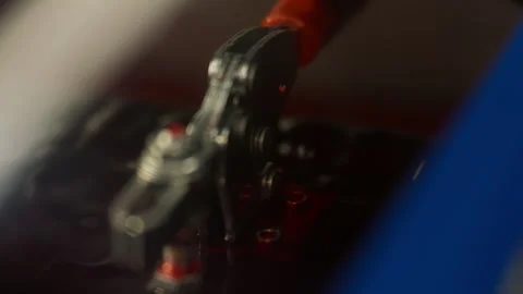 Clamp and transmission oil on automatic gearbox component testing bench 库存影片 345173531