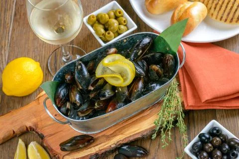 Clams with lemon Stock Photos