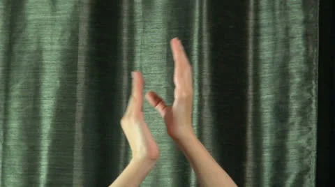 Clapping on green curtain Vídeos de archivo 23579465