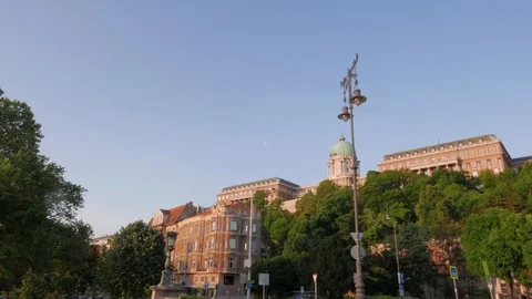 Clark Adam Square and Buda Castle sunrise in Slow motion, Budapest 動画素材 90685349