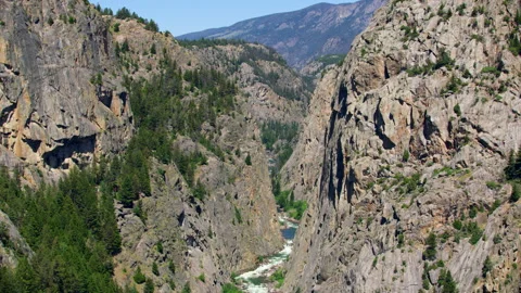Clarks fork of the Yellowstone River in a steep canyon Vídeo Stock 260735807