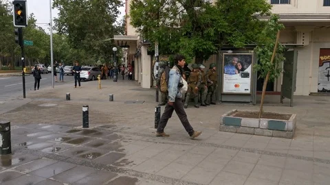 Clashes between the police and protesters at Santiago city Vídeos de archivo 118734144