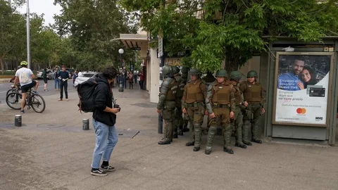 Clashes between the police and protesters at Santiago city Video stock 118735114