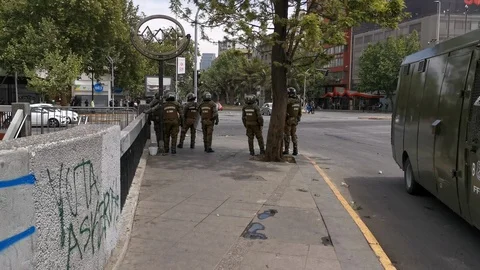 Clashes between the police and protesters at Santiago city Vídeos de archivo 118736378