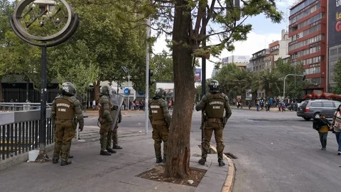 Clashes between the police and protesters at Santiago city Vídeos de archivo 118737660