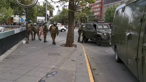 Clashes between the police and protesters at Santiago city Vídeos de archivo 118738313