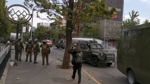 Clashes between the police and protesters at Santiago city Vídeos de archivo 118739470