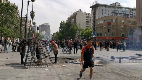 Clashes between the police and protesters at Santiago city Vídeos de archivo 118792937