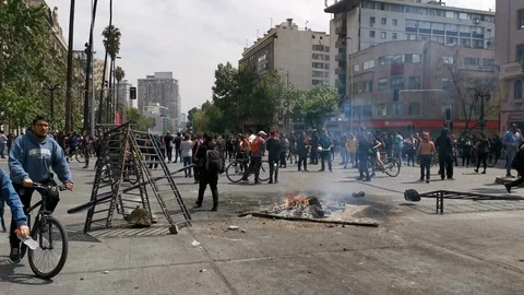 Clashes between the police and protesters at Santiago city Vídeos de archivo 118794618