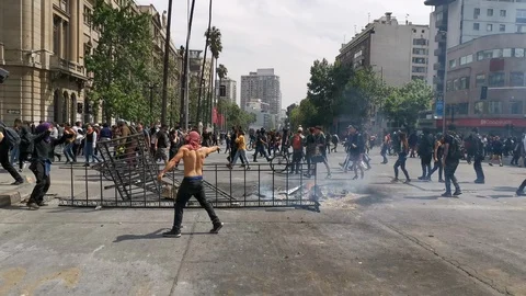 Clashes between the police and protesters at Santiago city Vídeos de archivo 118796372