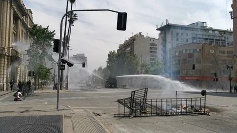 Clashes between the police and protesters at Santiago city Vídeos de archivo 118797645