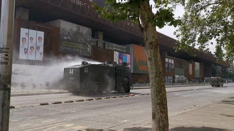 Clashes between the police and protesters at Santiago city Vídeos de archivo 118798696