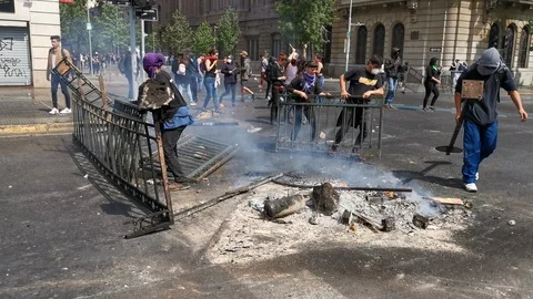 Clashes between the police and protesters at Santiago city Vídeos de archivo 118801680