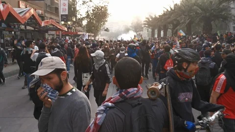 Clashes between police and protesters at Santiago de Chile city Video stock 119561673
