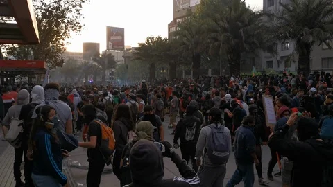 Clashes between police and protesters at Santiago de Chile city Vidéo 119563899