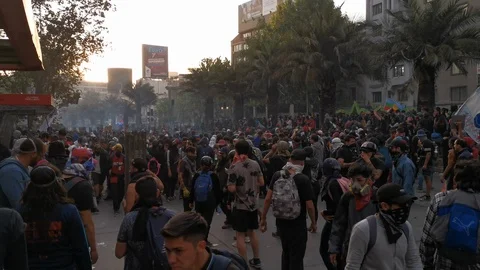 Clashes between police and protesters at Santiago de Chile city Vidéo 119565725