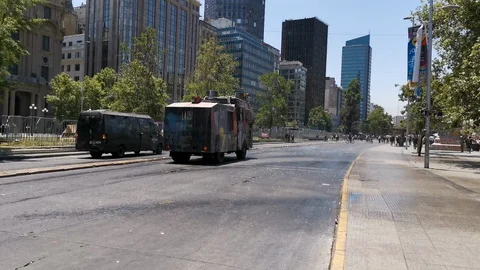 Clashes between police and protesters in Santiago de Chile city Vídeos de archivo 120683265