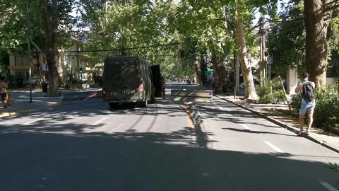 Clashes between protesters and the police during latest riots at Santiago Vidéo 119682898