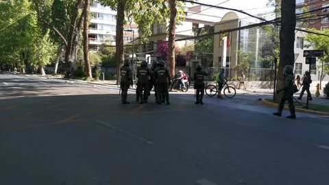 Clashes between protesters and the police during latest riots at Santiago Vidéo 119696632
