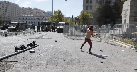 Clashes between protesters and the police in front of La Moneda Palace Vídeos de archivo 126167446