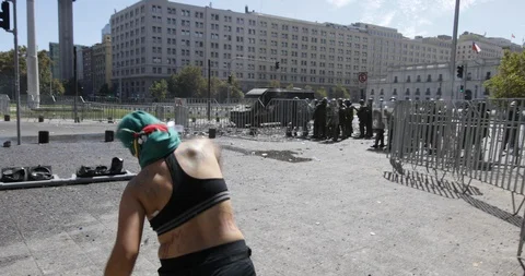 Clashes between protesters and the police in front of La Moneda Palace Vídeos de archivo 126167463