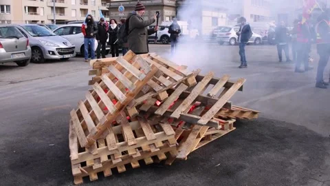 Clashes between protesters and police during the twelfth day of protests in Pari 動画素材 238483802