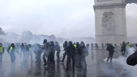 Clashes between yellow vests protesters and French police at Arc de Triomphe Stock Footage 103183623