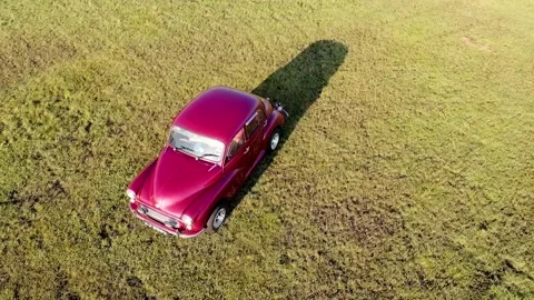 Class Car in the middle of green field Vídeos de archivo 196688650