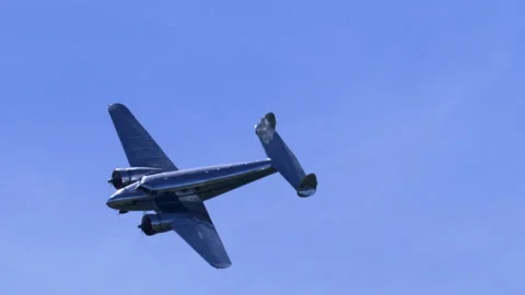 Classic Aircraft Lockheed Model 12A Steep Turn Over Blue Sky Telephoto 库存影片 331902327