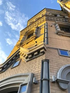 Classic Brick Building Facade with Architectural Details and Blue Sky Foto stock